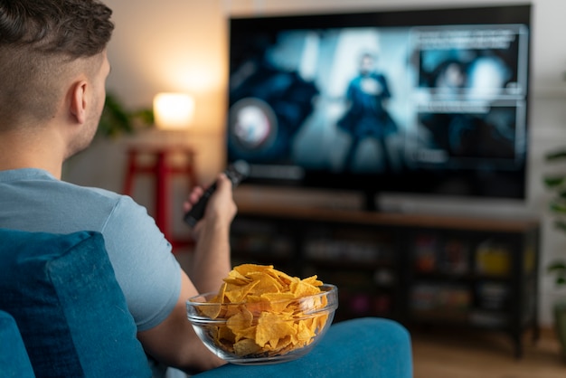 Homem com transtorno alimentar tentando comer batatas fritas