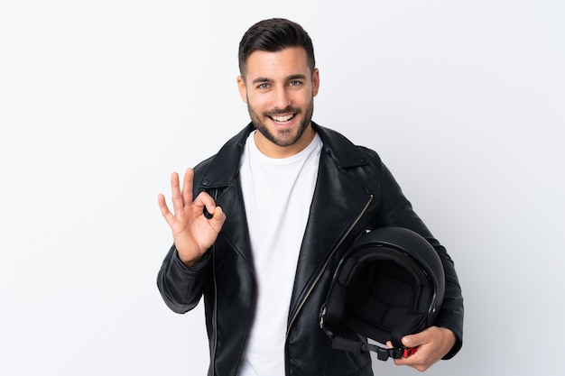 Homem com um capacete de moto mostrando um sinal de ok com os dedos