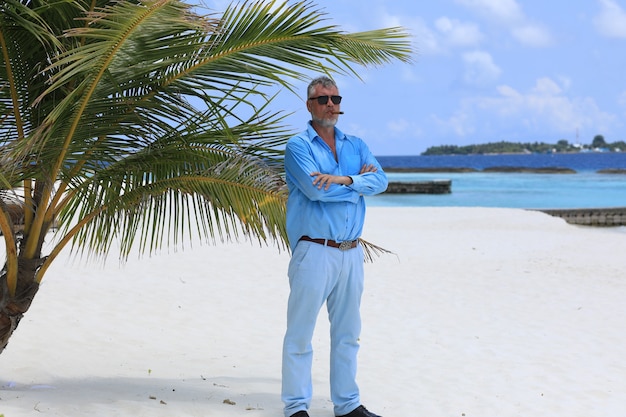 homem com um charuto em uma ilha tropical