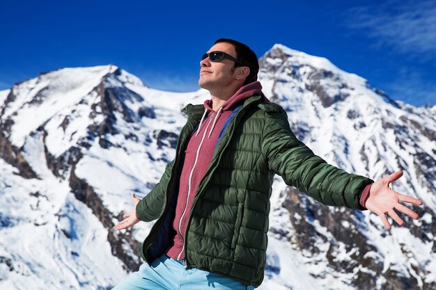 Homem com um mapa olhando para o fundo das montanhas nevadas grossglockner áustria