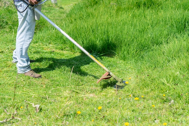 Homem com um strimmer