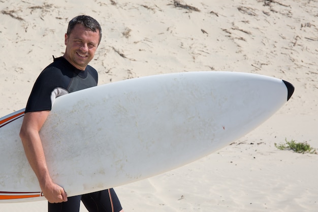 Foto homem com um surf nas férias de verão