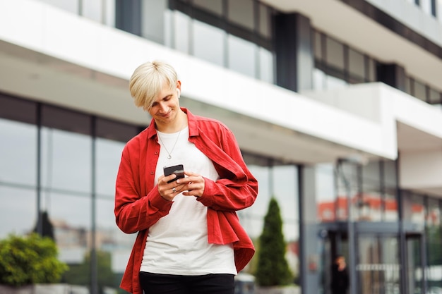 Homem com um telefone na mão usando um aplicativo