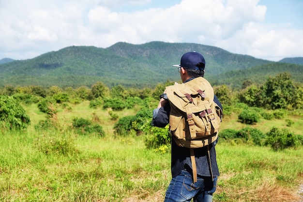 homem com uma bolsa no país