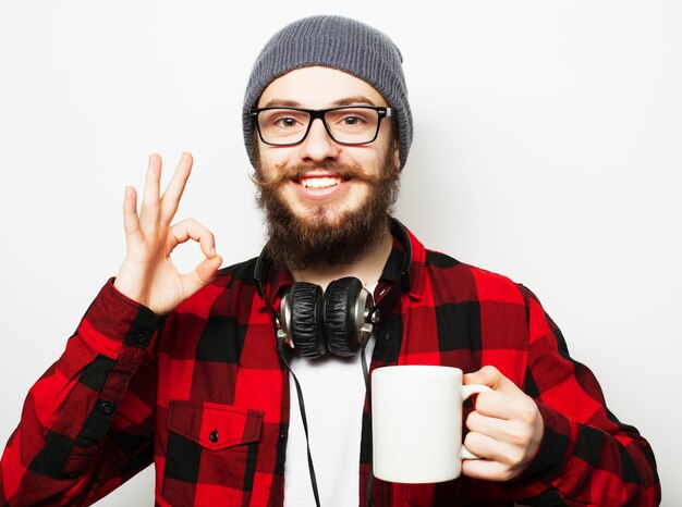 Foto homem com uma chávena de café