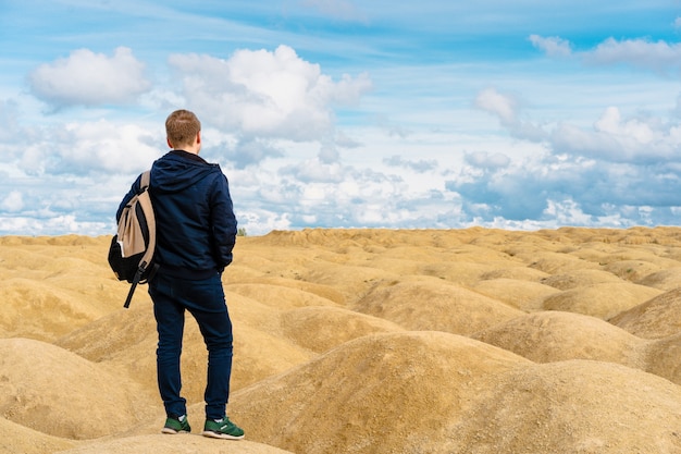 Homem com uma mochila no deserto