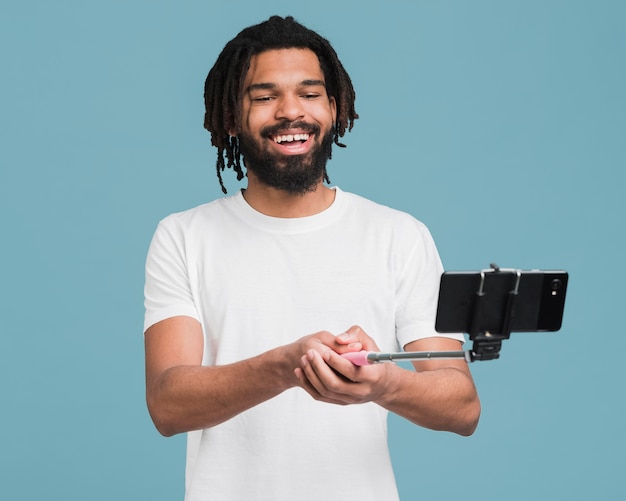 Foto homem com uma vara de selfie