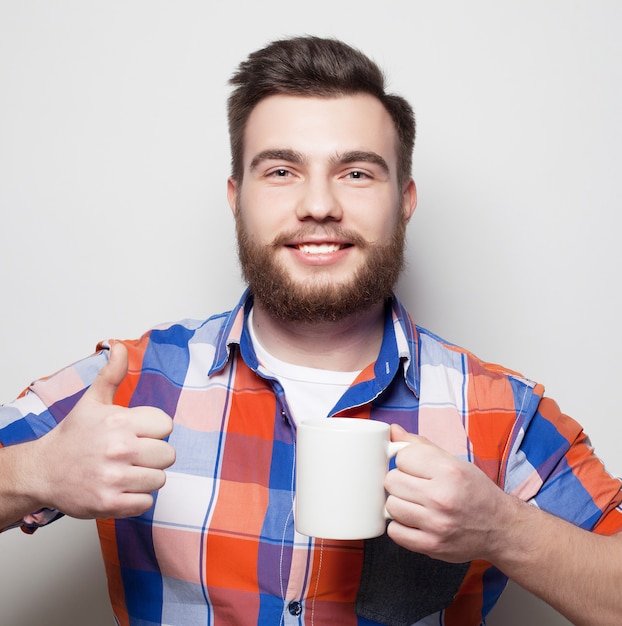 Foto homem com uma xícara de café