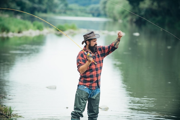 Homem com vara de pesca pescador homens na água do rio ao ar livre Passatempo de pesca de verão