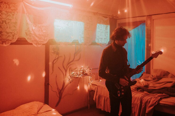 Homem com vibrações de guitarra de uma gravação de videoclipe