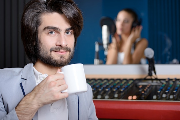 Homem, com, xícara café, em, gravando estúdio, obscurecido, menina, cantando