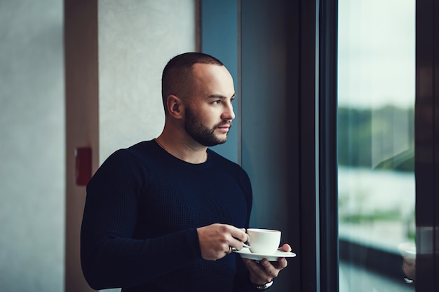 Homem, com, xícara café