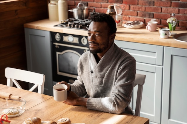 Homem com xícara de café dose média