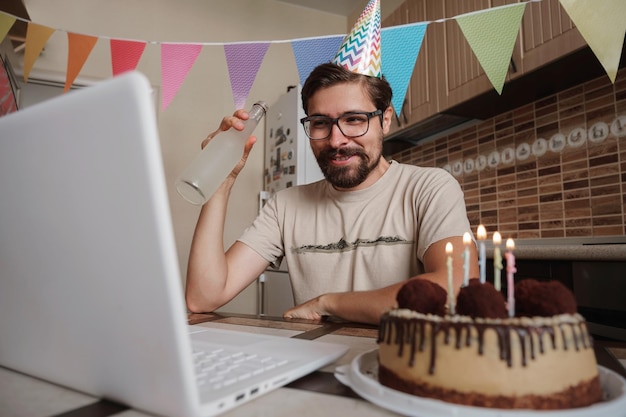 Homem comemorando aniversário online em tempo de quarentena