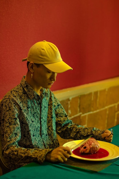 Foto homem comendo à mesa