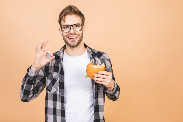 Homem comendo hambúrguer no estúdio