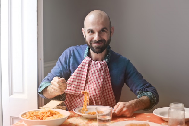 Homem, comendo macarrão