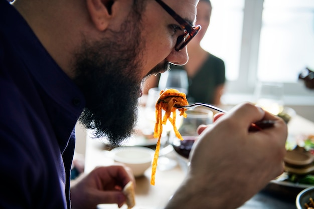 Homem, comendo macarrão