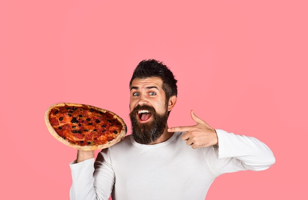 Homem comendo pizza barbudo homem com pizza comida almoço feliz homem segurando pizza em mãos lanche fastfood