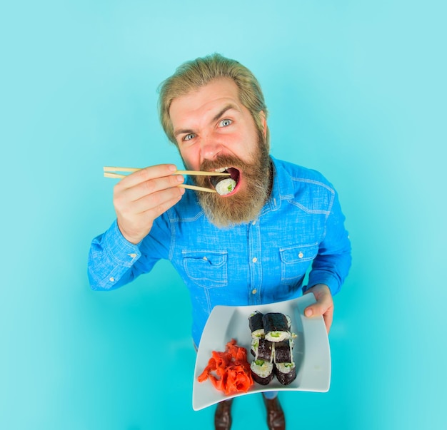 Homem comendo sushi homem de sushi com sushi no pauzinho Japão sushi entrega comida japonesa gengibre em conserva