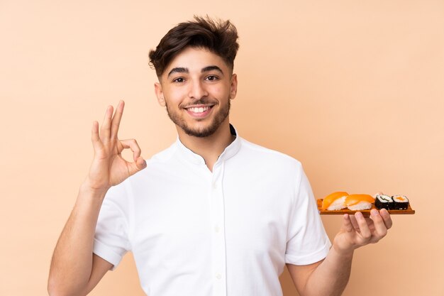 Homem comendo sushi no estúdio