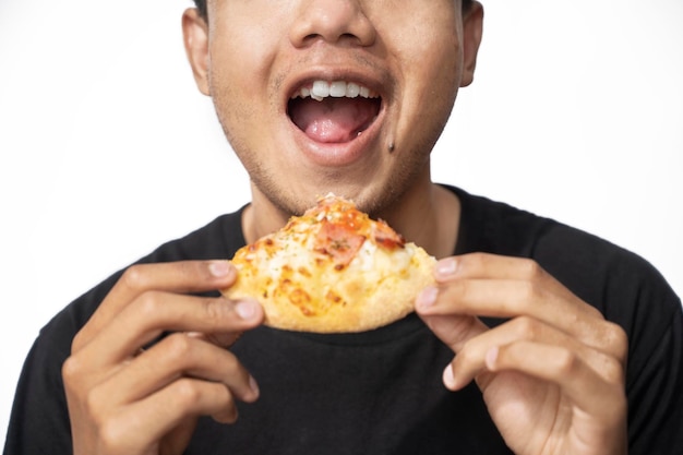 Homem comendo uma fatia de pizza com fundo branco