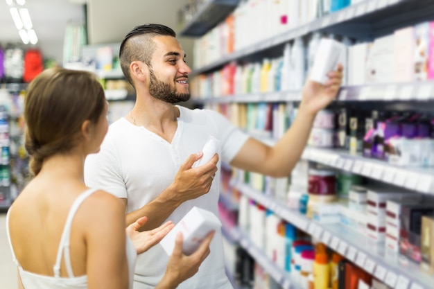 Foto homem comprando creme cosmetico no shopping