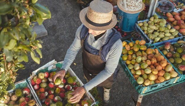 Foto homem comprando frutas e legumes em um mercado ao ar livre