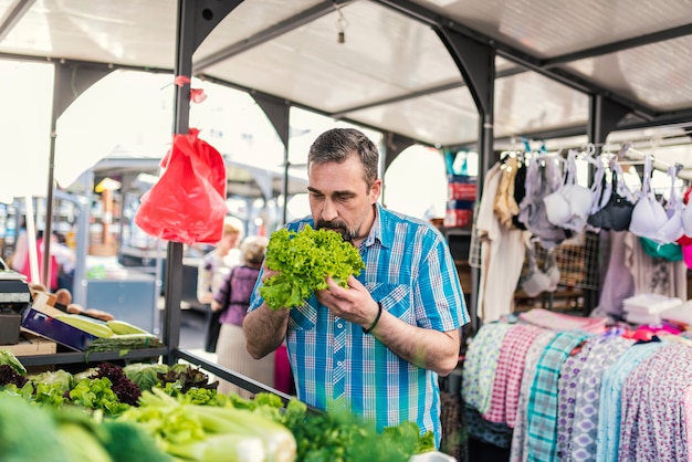 Foto homem, comprando, legumes