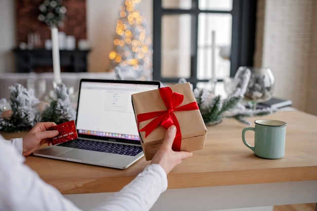 homem comprando presentes de natal online no laptop