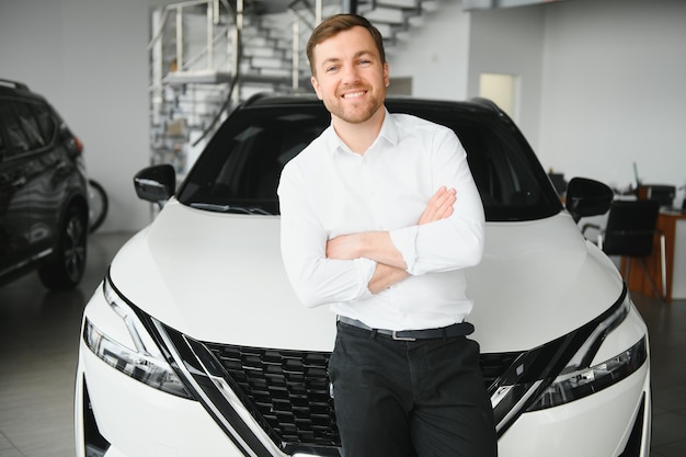 Homem, comprando um carro, em, um, showroom