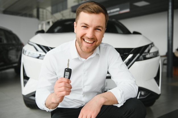 Homem, comprando um carro, em, um, showroom