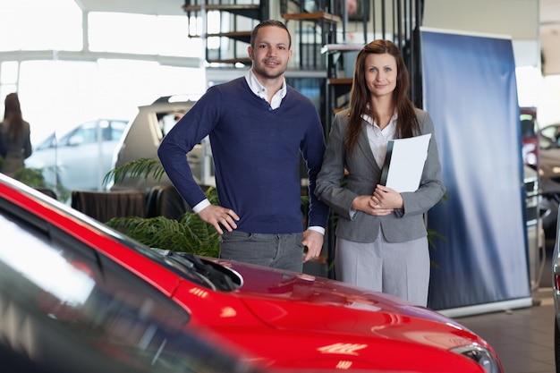 Homem comprando um carro novo