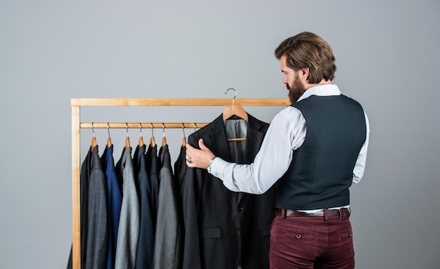 Homem comprar roupas loja de moda terno masculino smoking conceito de guarda-roupa luxuoso