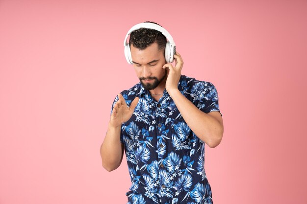 Homem concentrado gostando de ouvir música em seus fones de ouvido