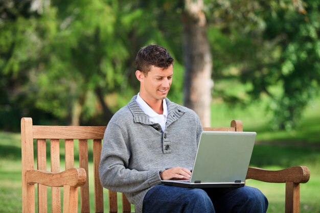 Homem concentrado trabalhando em seu laptop