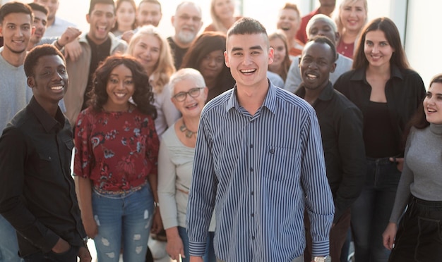 Foto homem confiante em frente a uma equipe de jovens como pessoas de espírito