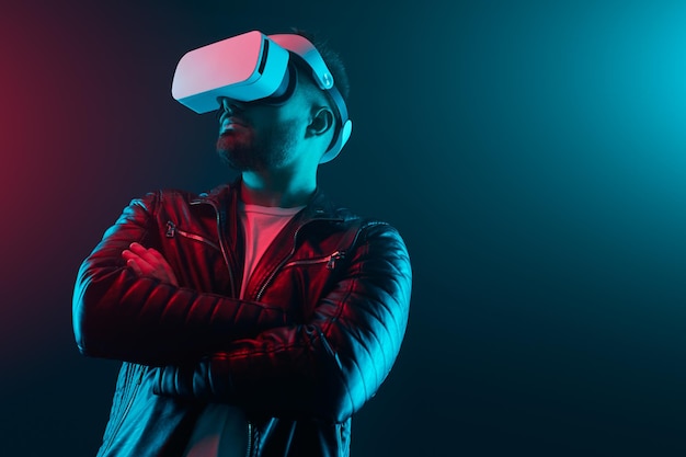 Homem confiante explorando a realidade virtual em óculos vr