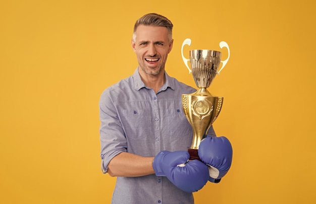 Homem confiante pronto para a batalha celebrando o sucesso masculino mostra poder e autoridade