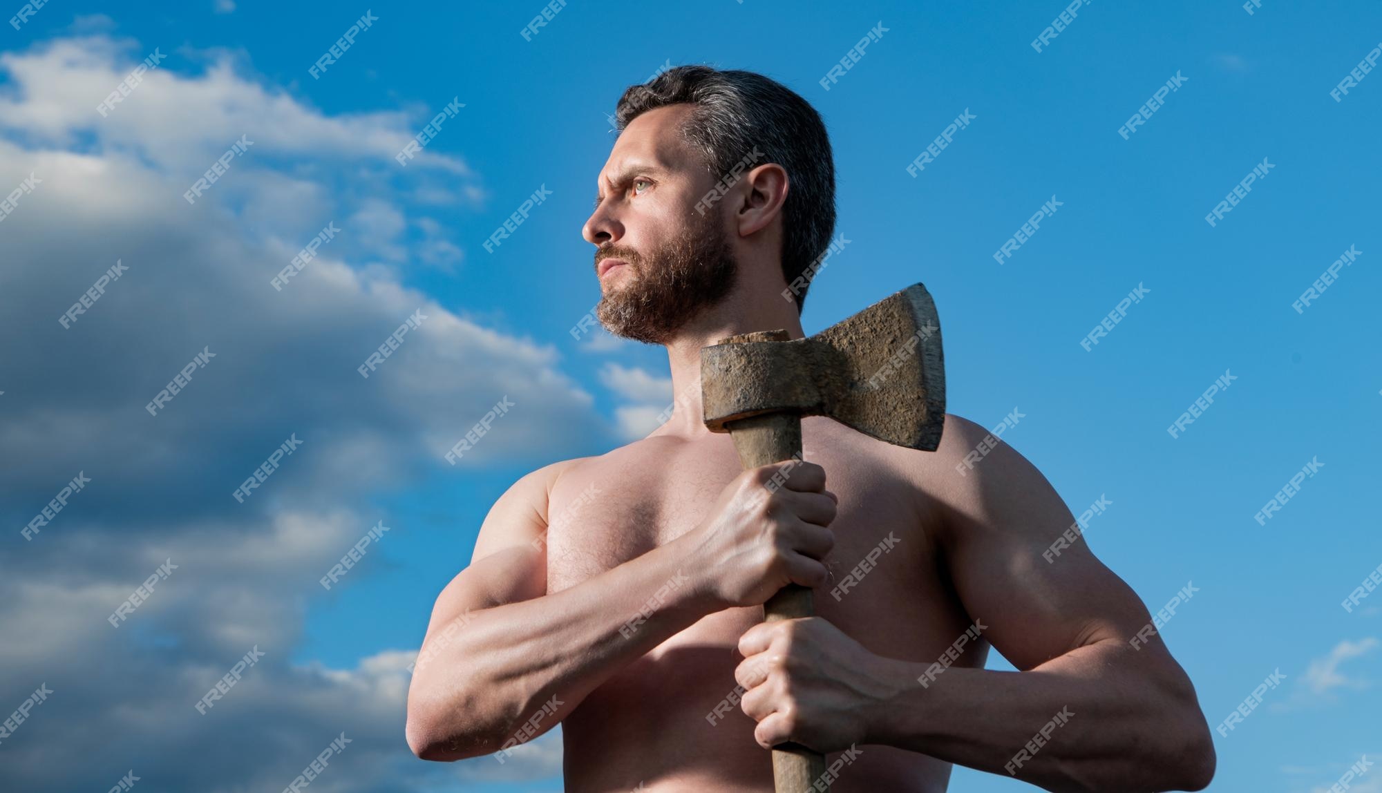 Homem sem camisa com machado homem caucasiano segura machado homem brutal  no fundo do céu pura brutalidade