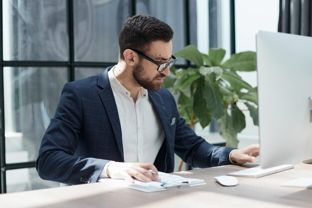 Foto homem confiante usando fone de ouvido falando e assistindo treinamento de webinar de negócios