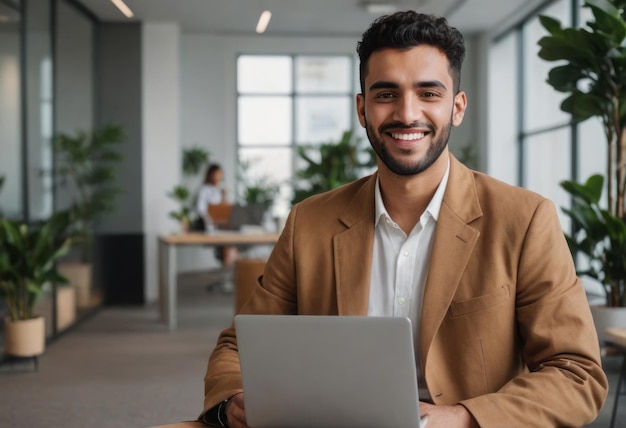 Homem confiante usando laptop em um escritório moderno vestido casual de negócios com uma vibração produtiva