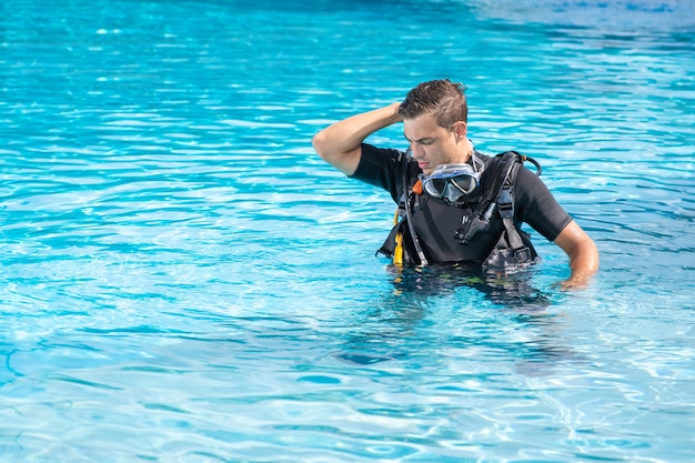 Homem confuso se exercitando na piscina antes do mergulho