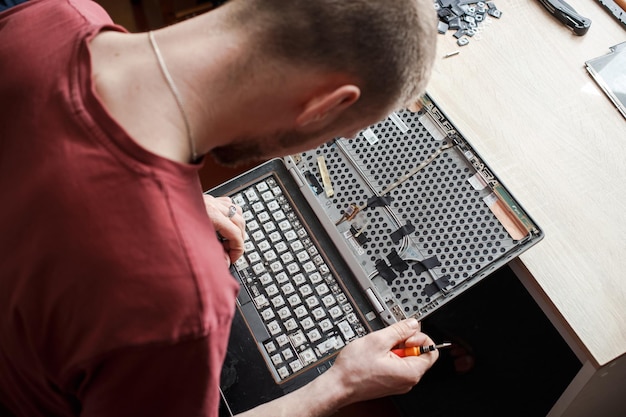 Foto homem conserta laptop sozinho conserto de computador