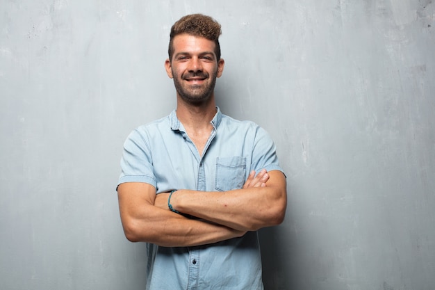 Homem considerável novo com um olhar satisfeito e feliz em sua cara