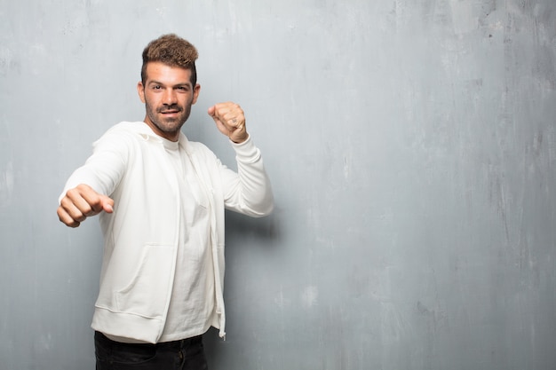 Homem considerável novo com uma pose irritada, agressiva e menacing