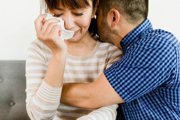 Homem consolando namorada chorando