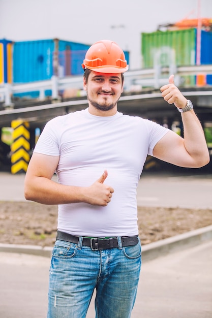 Homem construtor trabalhando em um capacete protetor. construção, segurança, desempenho.