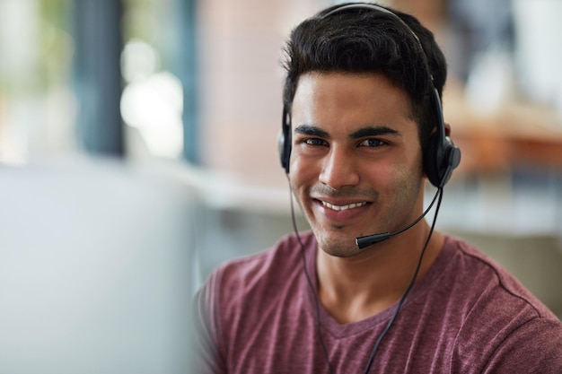 Homem consultor retrato e call center para comunicação contato de negócios e comércio eletrônico ou suporte ao cliente rosto feliz e agente profissional ou conselheiro no computador para aconselhamento virtual e ajuda