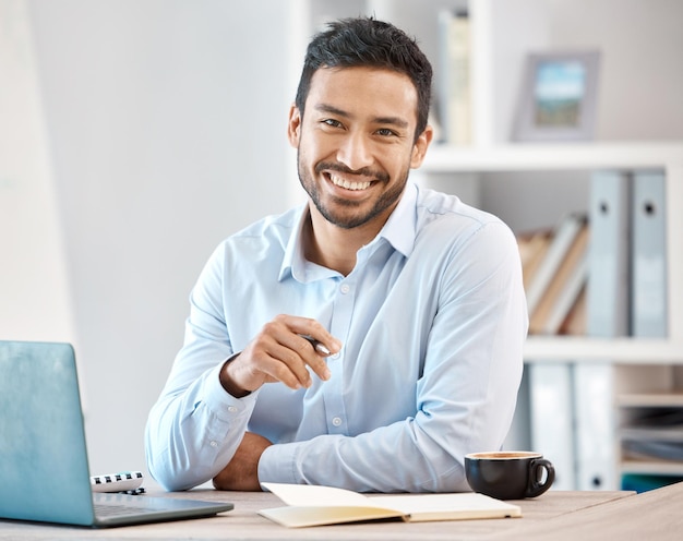 Homem contador feliz planejando e laptop em negócios sorriem para carreira profissional e plano na mesa de escritório Retrato de um homem bem sucedido em contabilidade financeira e computador sorrindo de felicidade no trabalho